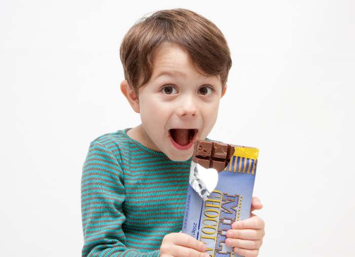 チョコレートを食べる少年