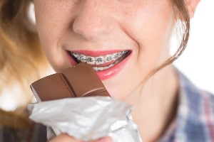 チョコレートを食べる少女