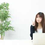 パソコンを使う女性