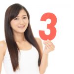 数字の３を持つ女性