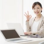パソコンを使う女性