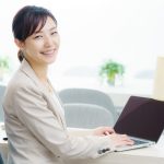 パソコンを使う女性