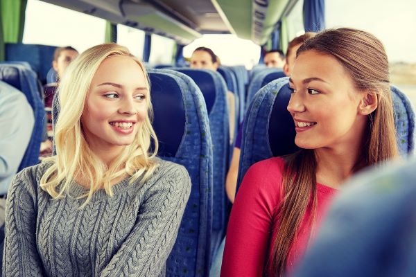 バスで会話する女性たち