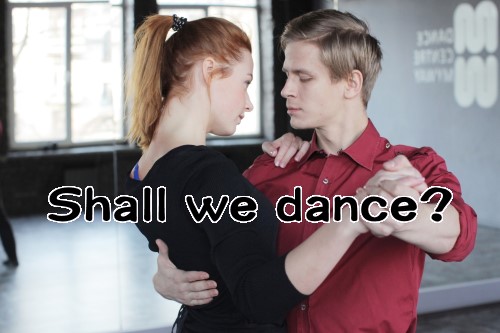 ダンスをするカップル