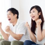 テレビを楽しむカップル