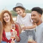 会話する外国人