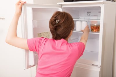 冷蔵庫を覗く女性