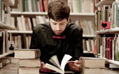 図書館で勉強する男性