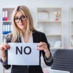 NOのノートを持つ女性