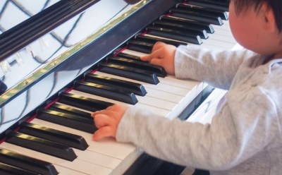 ピアノを弾く赤ちゃん