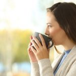 コーヒーを飲む女性の横顔