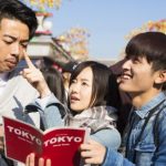 ガイドブックを見る旅行者