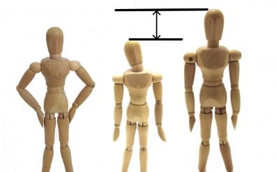 身長を比べる３体の人形