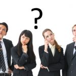 考える4人の会社員
