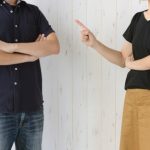 口喧嘩をするカップル