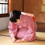 お辞儀をする女性