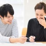 勉強する男女