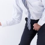 尿意に耐える会社員