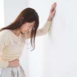 吐き気を感じる女性