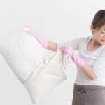 枕が臭いと嘆く女性