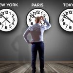 3つの時計と男