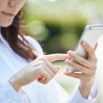 スマートフォンを使う女性