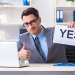 yesと親指を立てる会社員