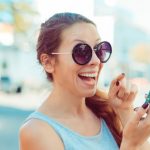 サングラスをかけて納得顔の女性