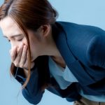 具合が悪い女性