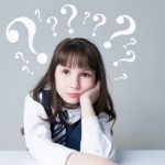 考える少女