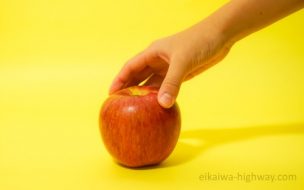 リンゴをつかむ手