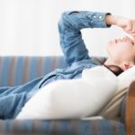体調不良で横たわる女性