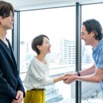 握手をする会社員3人