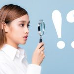 虫眼鏡を持つ少女