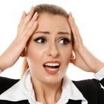 焦る白人女性