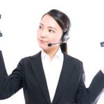 aとbを比べる女性