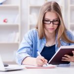 勉強する女性