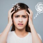 悩む女性