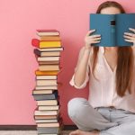 本を読む女性