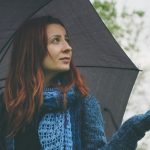 雨の中で傘をさす女性