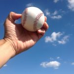 青空と野球のボール