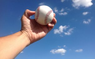 青空と野球のボール