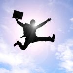 大空でジャンプする会社員