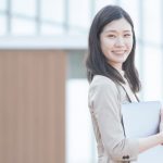 ノートパソコンを持つ女性