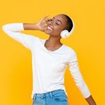 ヘッドフォンで音楽を聴く黒人女性