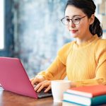 PCで仕事をする女性