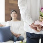 妻に花束を渡す夫