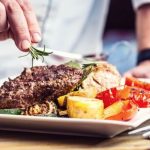 ステーキを盛り付けるシェフ