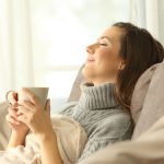 リラックスする女性