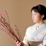 生け花をする女性（華道）